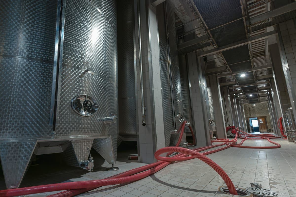 Bodega industrial con tanques de fermentación de acero inoxidable