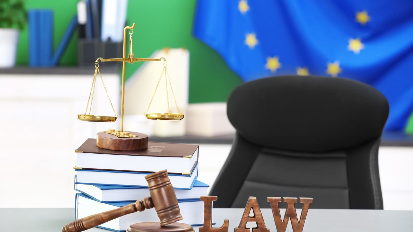 Maza judicial con balanza y libros legales sobre la mesa, simbolizando el marco normativo de tratamiento de aguas residuales en la UE
