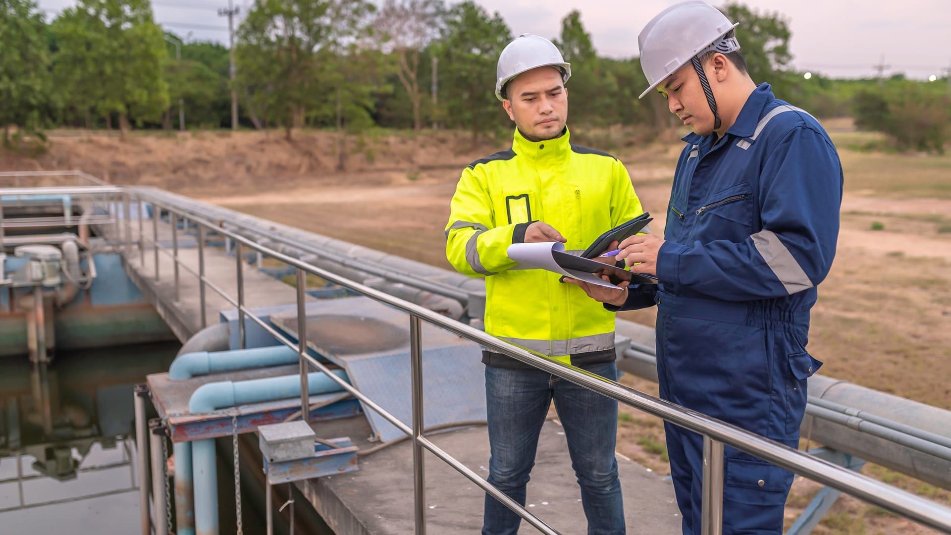 Ingenieros ambientales revisando la operación de una EDAR industrial de tratamiento de aguas residuales