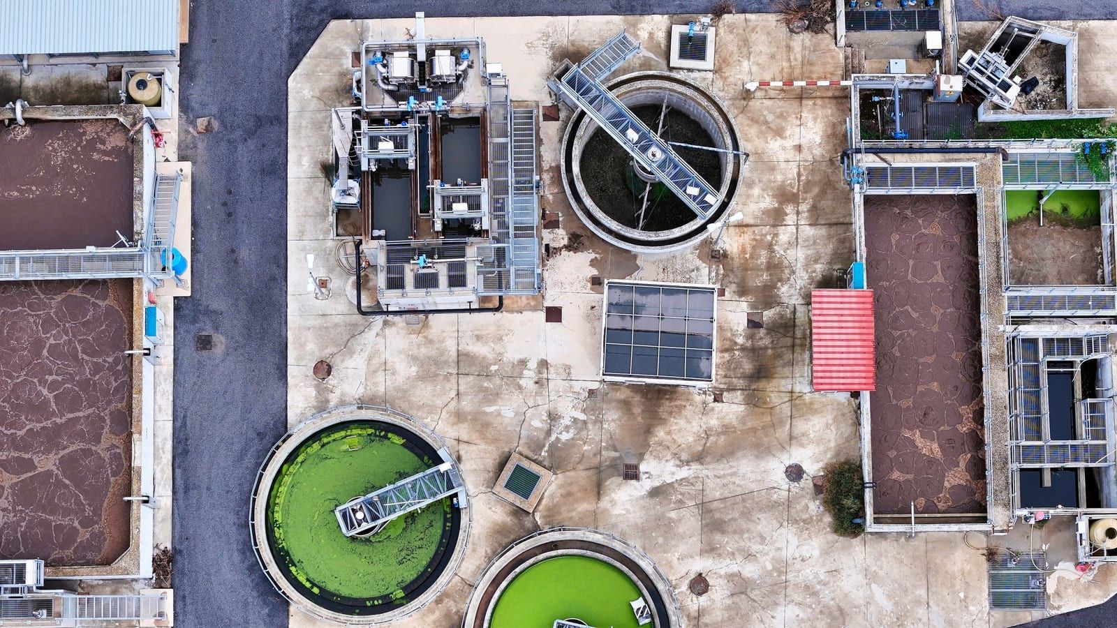 Vista aérea de una estación depuradora de aguas residuales con tanques de tratamiento biológico