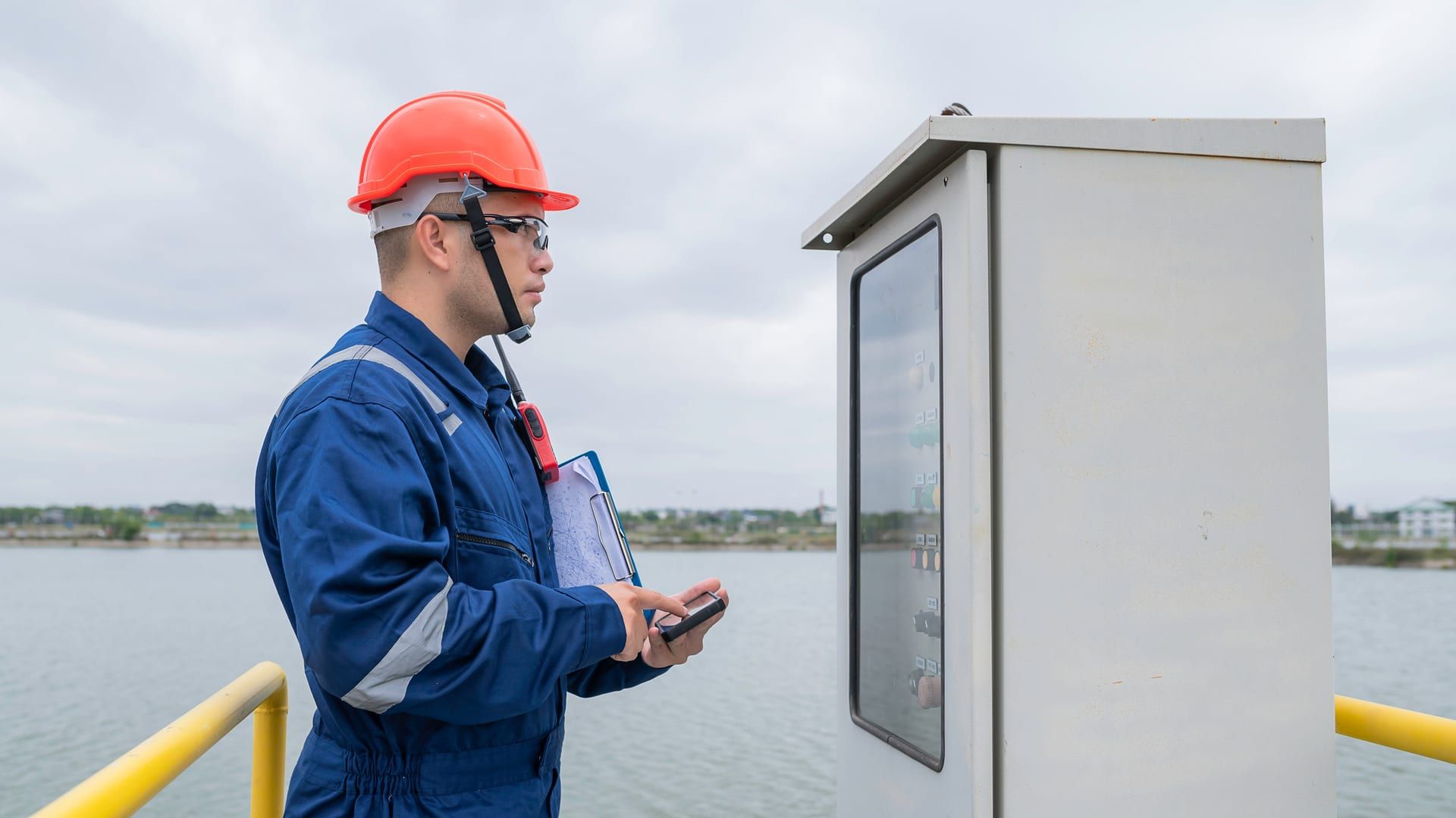 Técnicos de mantenimiento de planta de tratamiento de aguas revisando equipos mecánicos