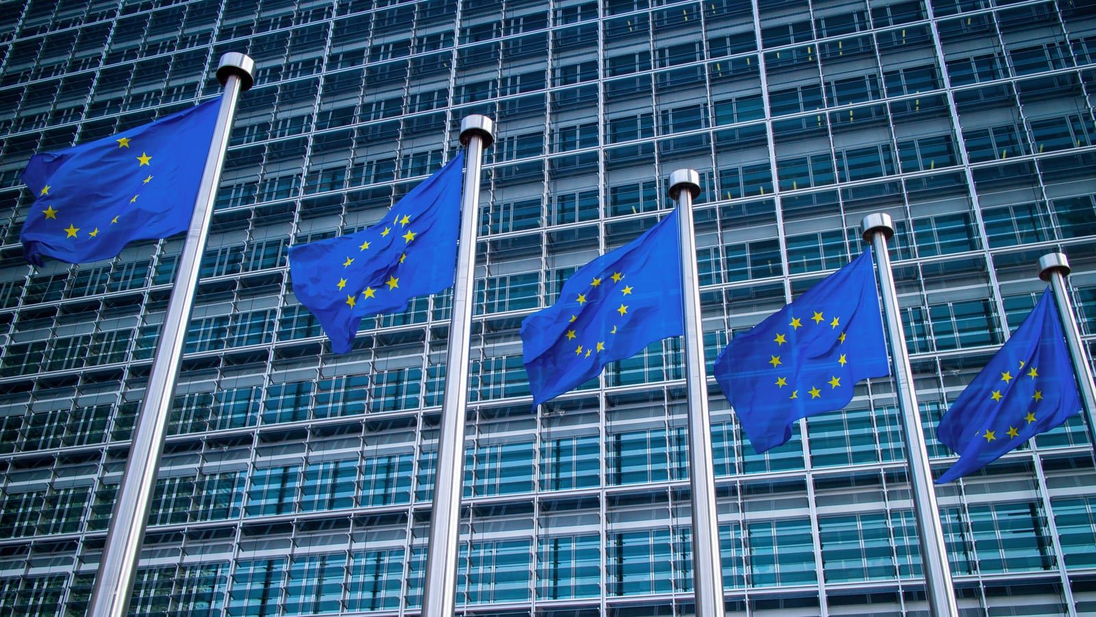 Banderas de la Unión Europea frente al edificio Berlaymont, sede de la Comisión Europea