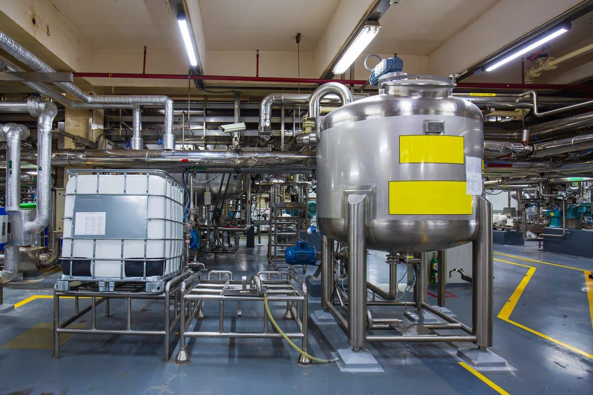 Tanques verticales de acero inoxidable en planta química industrial