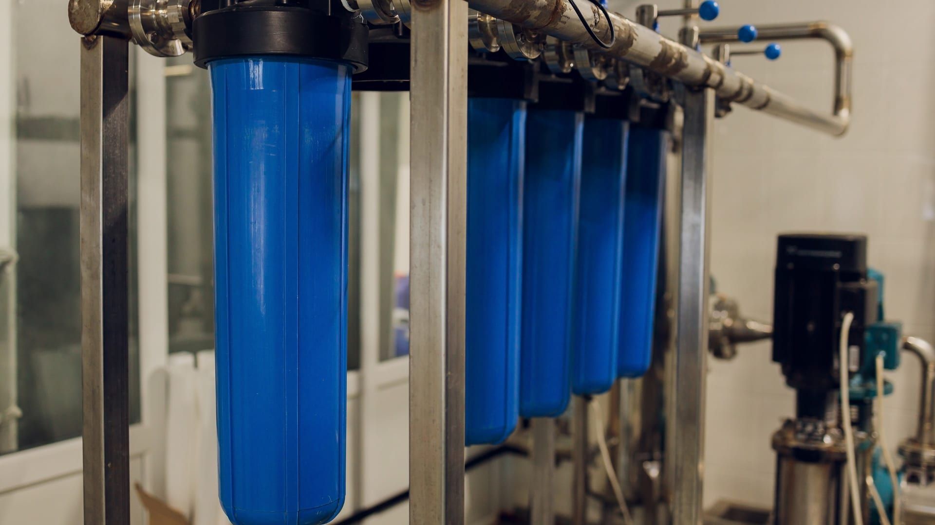 Equipo industrial de purificación y reutilización de aguas con filtros y membranas en planta